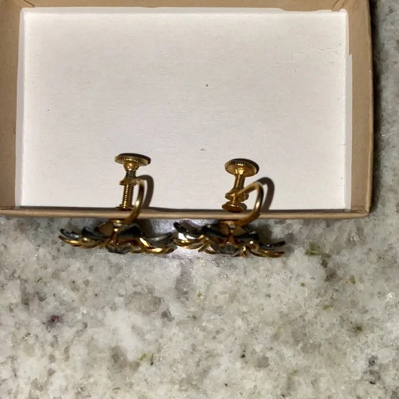 Vintage BN Black Enamel Flower Clear Rhinestone & Gold Tone Earrings Scrub - Picture 2 of 3